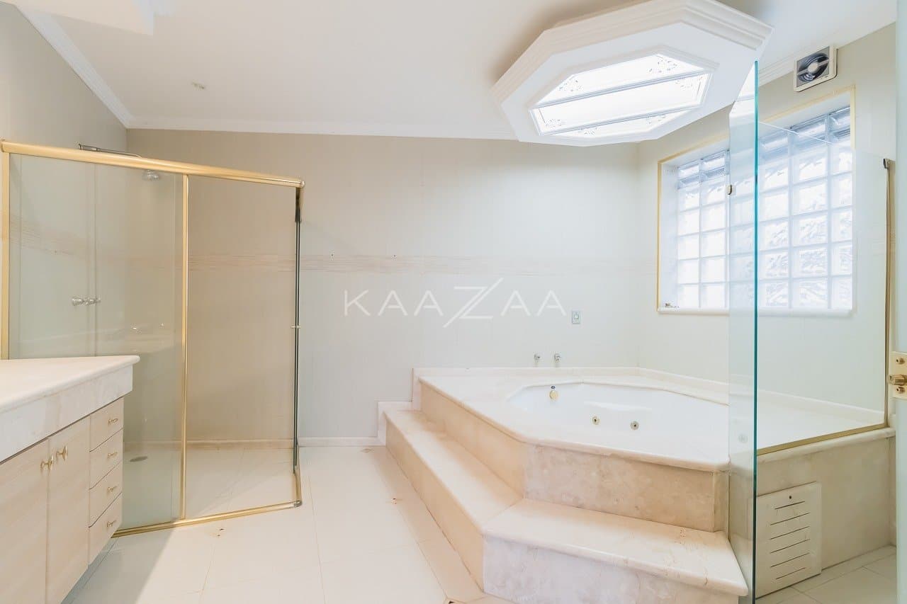 Ambientes leves e espaçosos, nesta casa de 480m² com 4 suítes no Jardim Paulista. - Foto 32