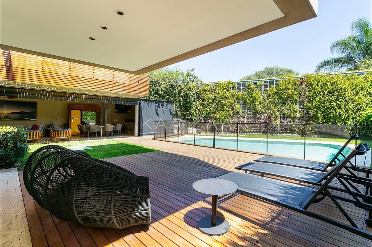 Casa com clima incrível, ótimo espaço de lazer e jardim ensolarado, no bairro Boaçava. - Foto 1