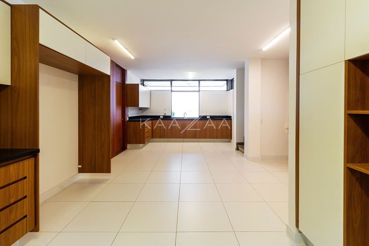 Amplitude e elegância nesta casa em Cidade Jardim. - Foto 14