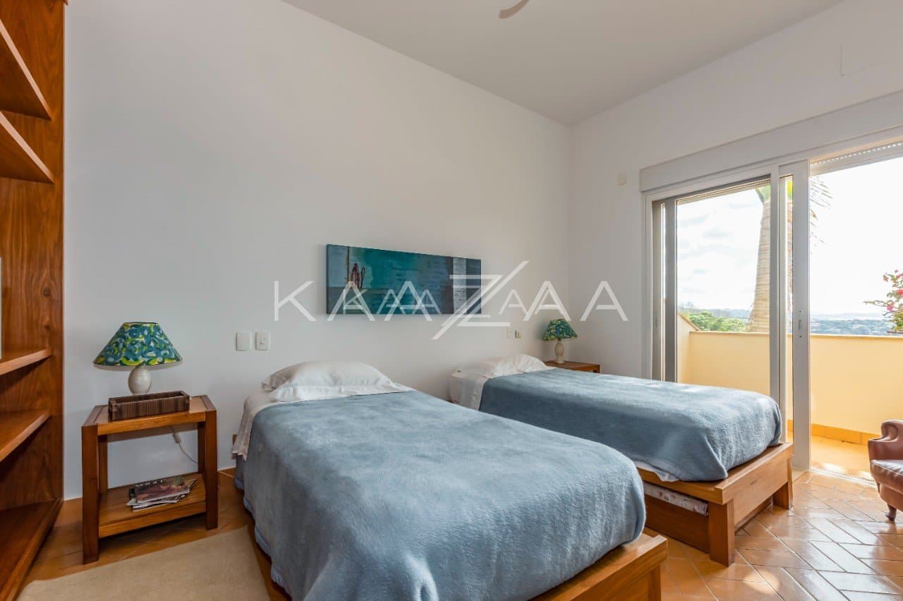 Uma vista deliciosa rodeia os ambientes, com tudo feito para relaxar. Casa na Quinta da Baroneza II. - Foto 36