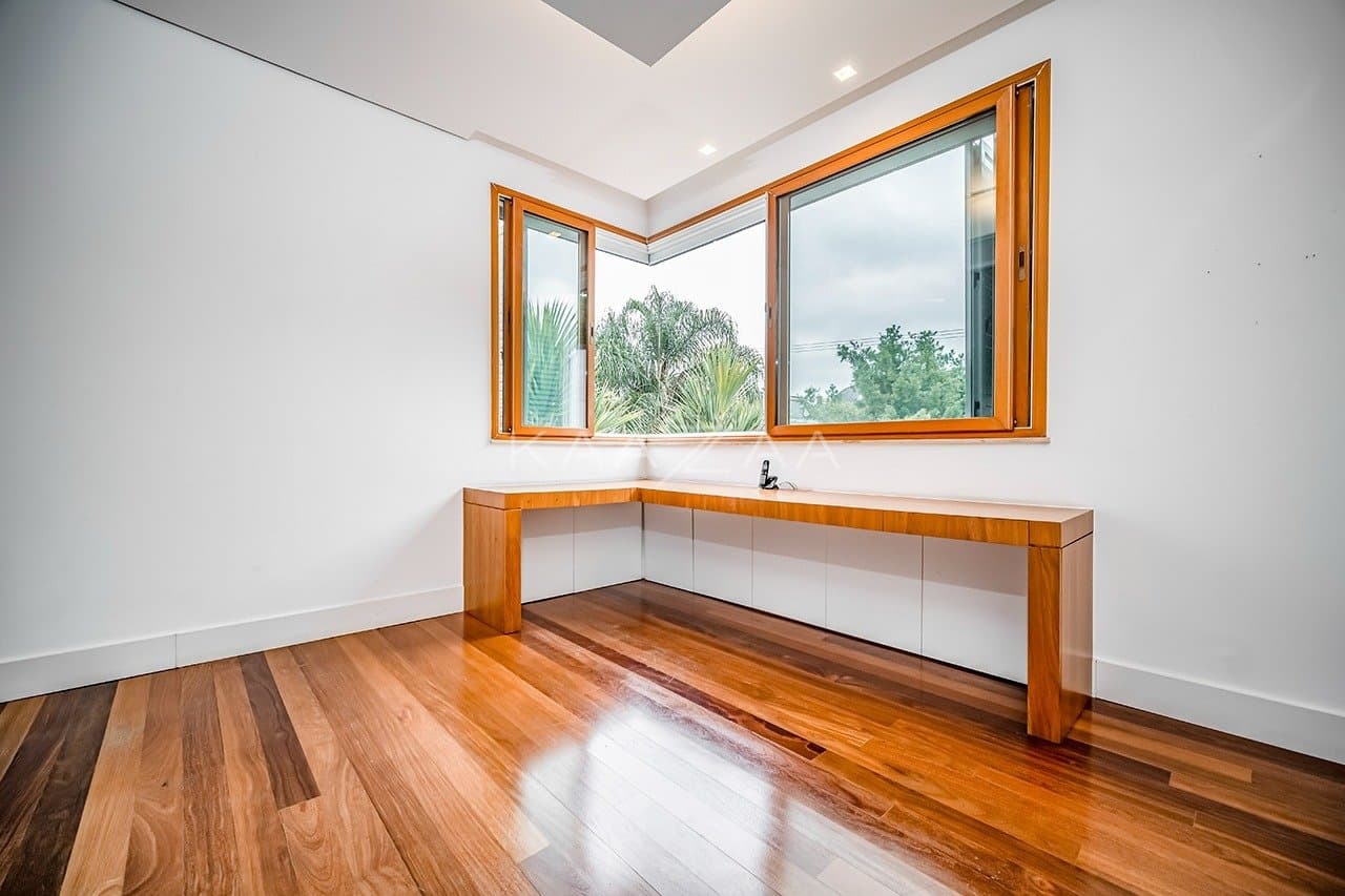 Que tal viver rodeado de muito verde em plena cidade grande? Esta casa no Jardim Lusitânia pode te proporcionar isso. - Foto 46