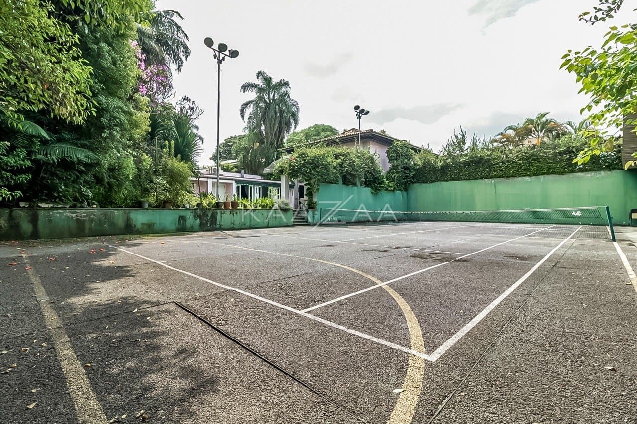 Casa cheia de potencial para reforma, com 1600 m² de terreno e um jardim exuberante em Alto de Pinheiros. - Foto 10