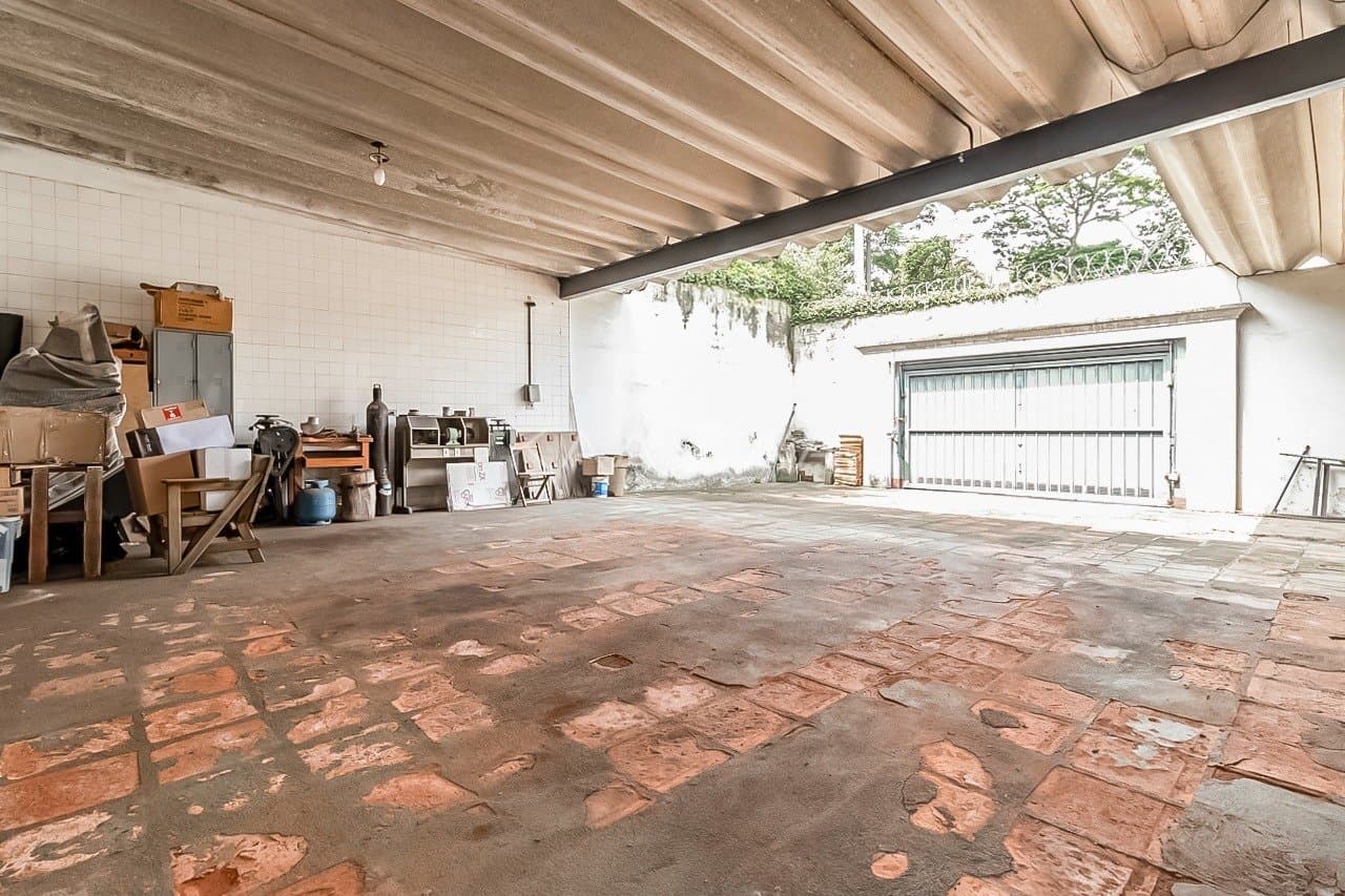 Casa cheia de potencial para reforma, com 1600 m² de terreno e um jardim exuberante em Alto de Pinheiros. - Foto 43