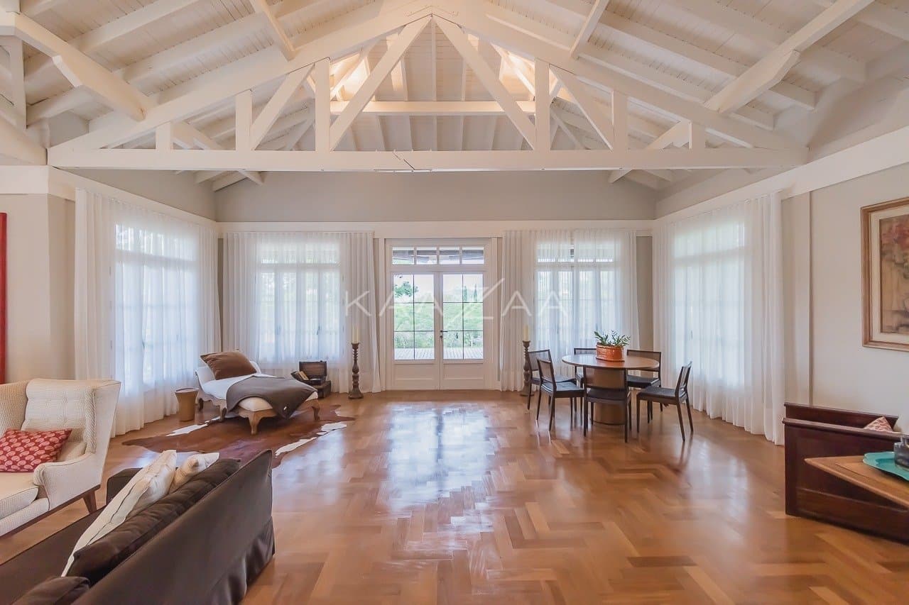 Linda paisagem e ares coloniais são o charme desta casa no condomínio Quinta da Baroneza. - Foto 37