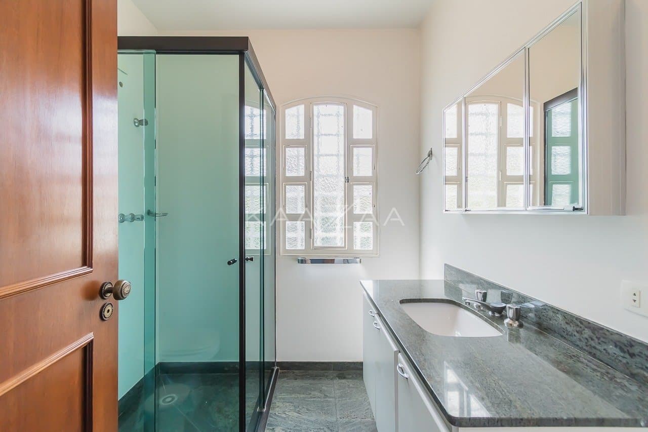 Casa com clima sossegado e muitos espaços para aproveitar, em Alto de Pinheiros. - Foto 48