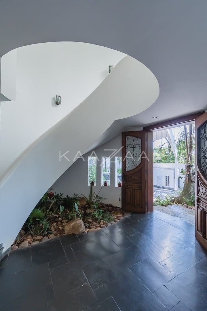 Casa com ares frescos, paisagismo e muita tranquilidade. Uma planta inigualável, no Jardim Guedala. - Foto 18