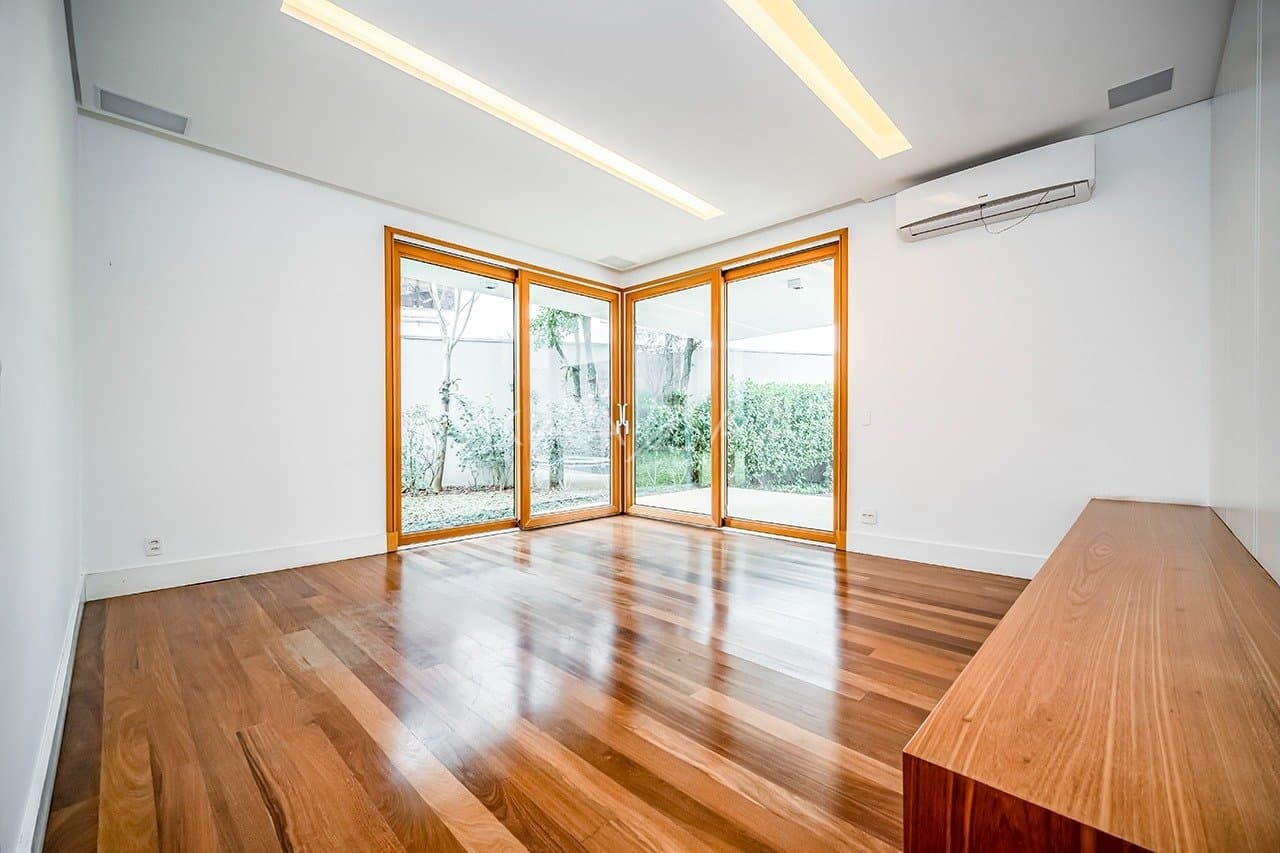 Que tal viver rodeado de muito verde em plena cidade grande? Esta casa no Jardim Lusitânia pode te proporcionar isso. - Foto 17