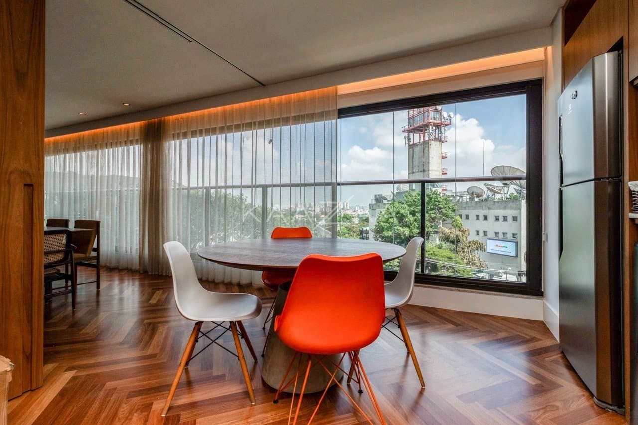 Muito vidro e luz natural com vista para as árvores. Apartamento no Jardim Guedala. - Foto 13