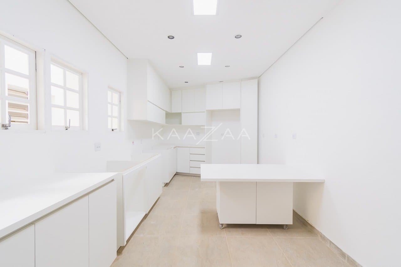 Ambientes leves e espaçosos, nesta casa de 480m² com 4 suítes no Jardim Paulista. - Foto 20