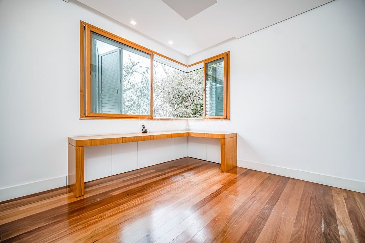 Que tal viver rodeado de muito verde em plena cidade grande? Esta casa no Jardim Lusitânia pode te proporcionar isso. - Foto 50