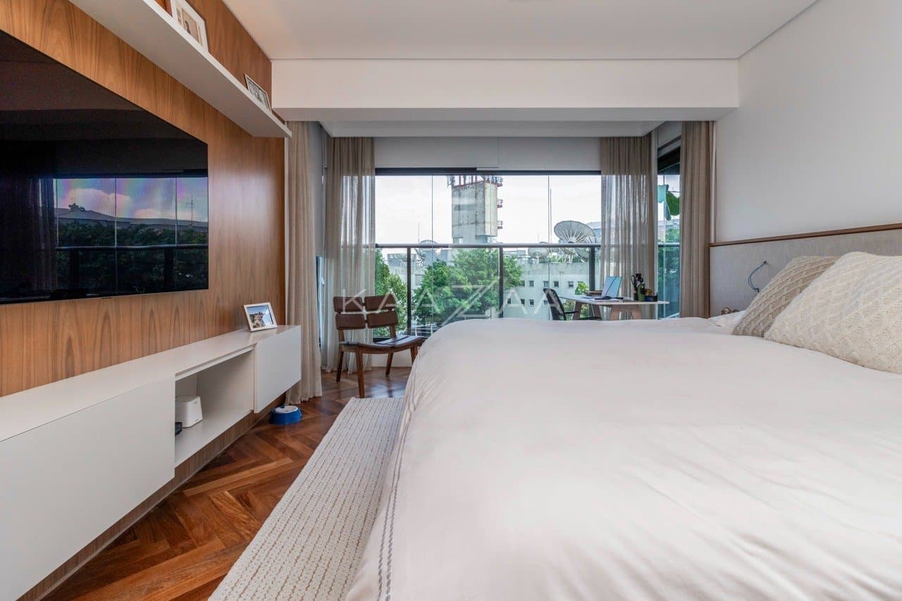 Muito vidro e luz natural com vista para as árvores. Apartamento no Jardim Guedala. - Foto 19