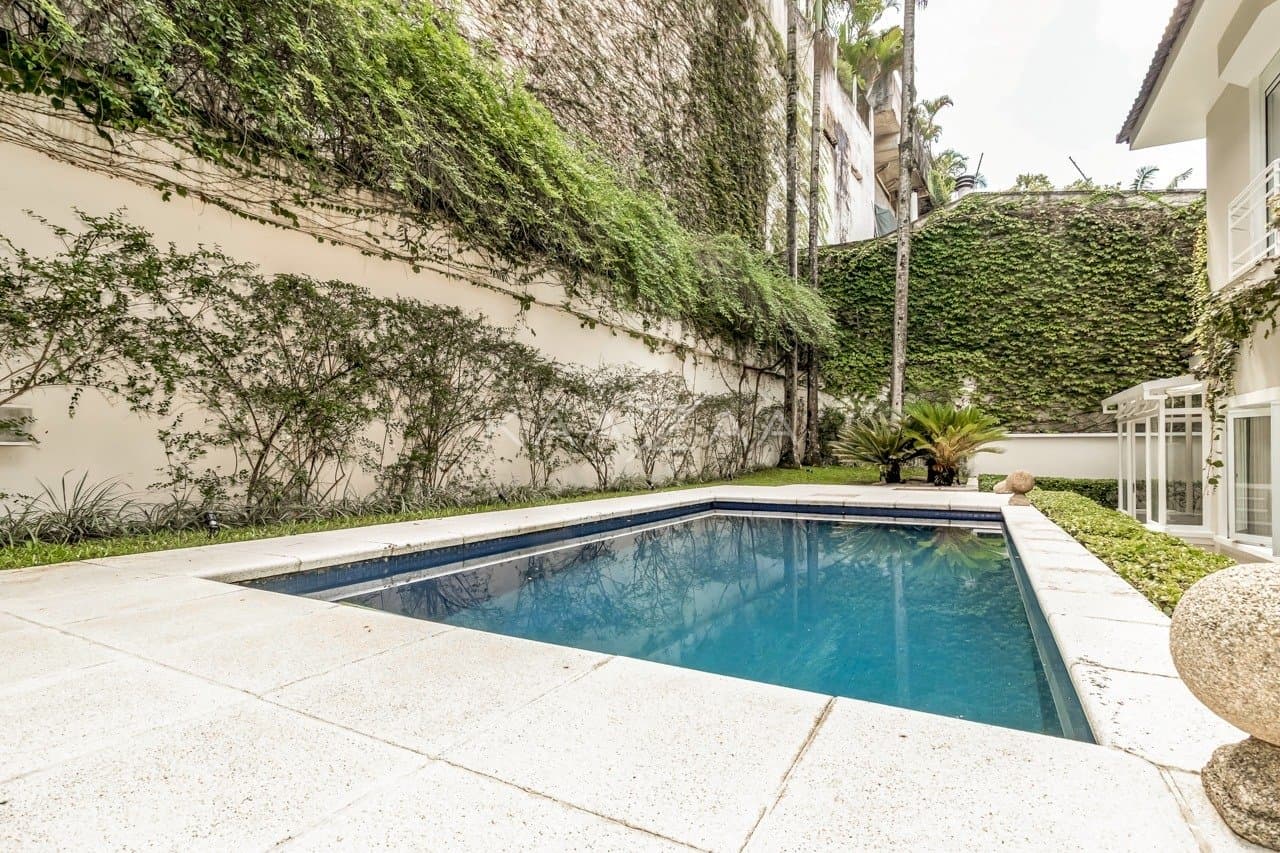 Diversos ambientes agradáveis para uma vida sossegada, nesta casa de condomínio no Jardim Guedala. - Foto 5