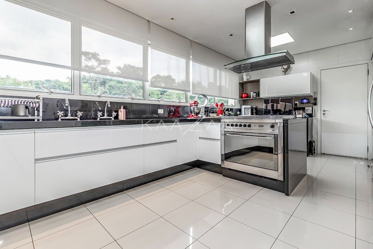 Ambientes suntuosos, planta ampla e vista panorâmica. Apartamento neoclássico no Jardim Guedala. - Foto 30