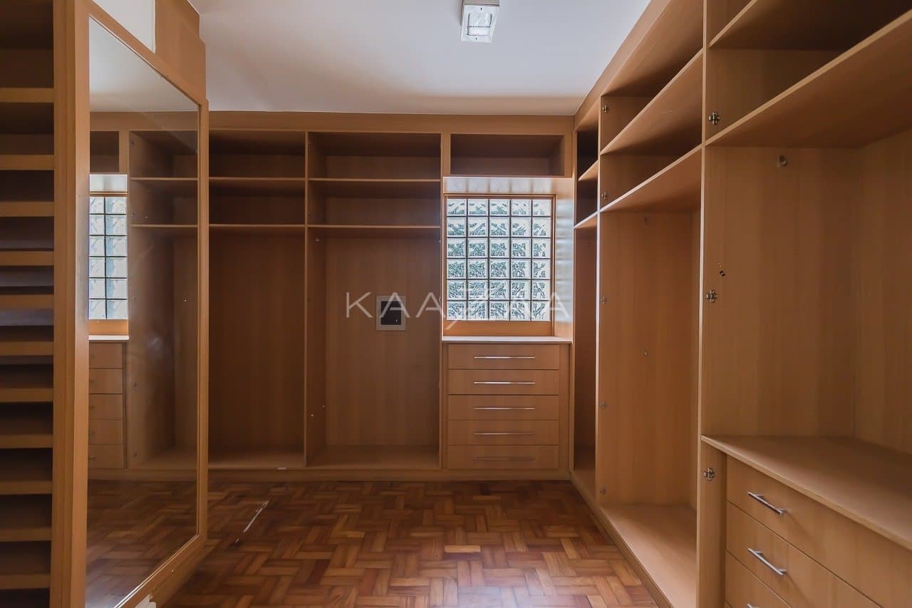 Ambientes leves e espaçosos, nesta casa de 480m² com 4 suítes no Jardim Paulista. - Foto 31