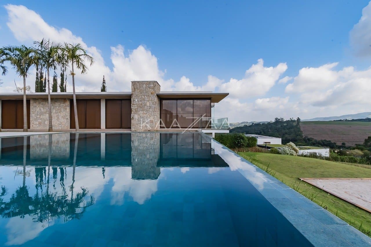 Um projeto de casa de campo feito para limpar a vista e se inspirar. No condomínio Quinta da Baroneza. - Foto 2