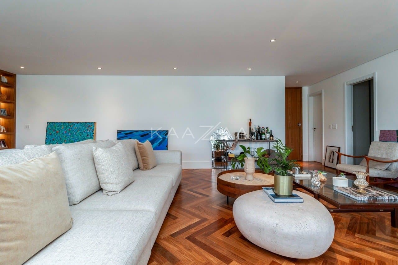 Muito vidro e luz natural com vista para as árvores. Apartamento no Jardim Guedala. - Foto 3