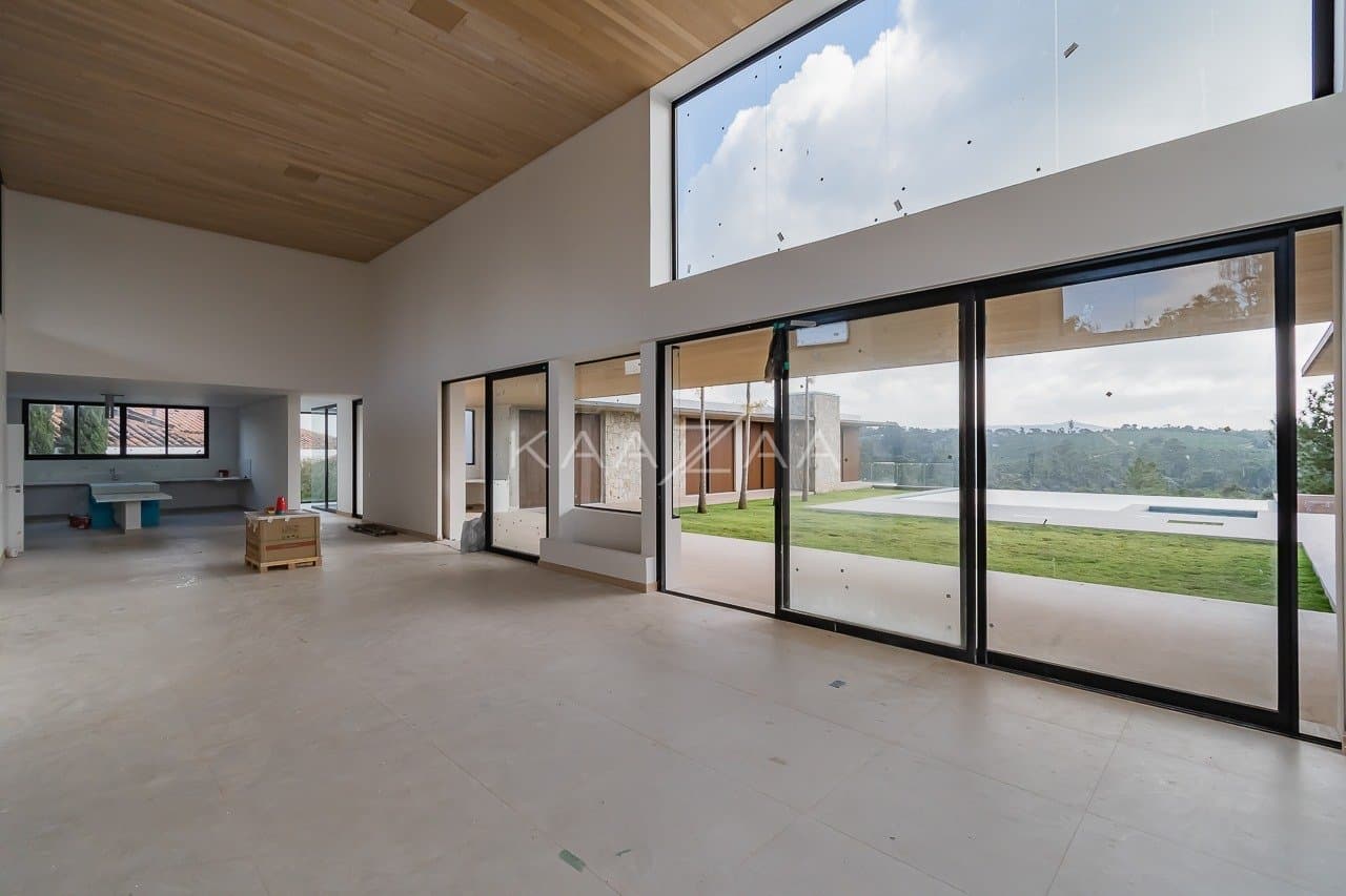 Um projeto de casa de campo feito para limpar a vista e se inspirar. No condomínio Quinta da Baroneza. - Foto 13