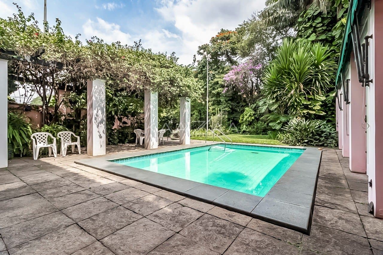 Casa cheia de potencial para reforma, com 1600 m² de terreno e um jardim exuberante em Alto de Pinheiros. - Foto 3