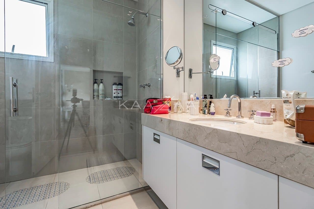 Ambientes suntuosos, planta ampla e vista panorâmica. Apartamento neoclássico no Jardim Guedala. - Foto 47