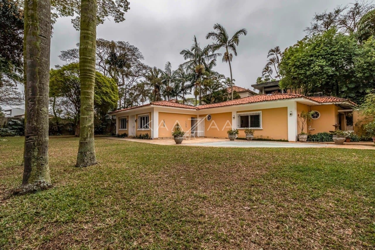Casa clássica na Cidade Jardim com 4 suítes, piscina e terreno delicioso. - Foto 5