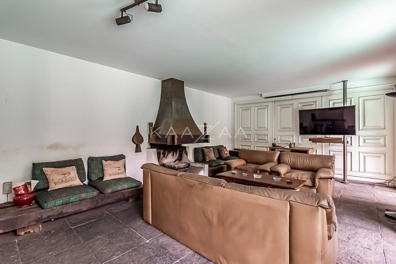 Casa cheia de potencial para reforma, com 1600 m² de terreno e um jardim exuberante em Alto de Pinheiros. - Foto 32