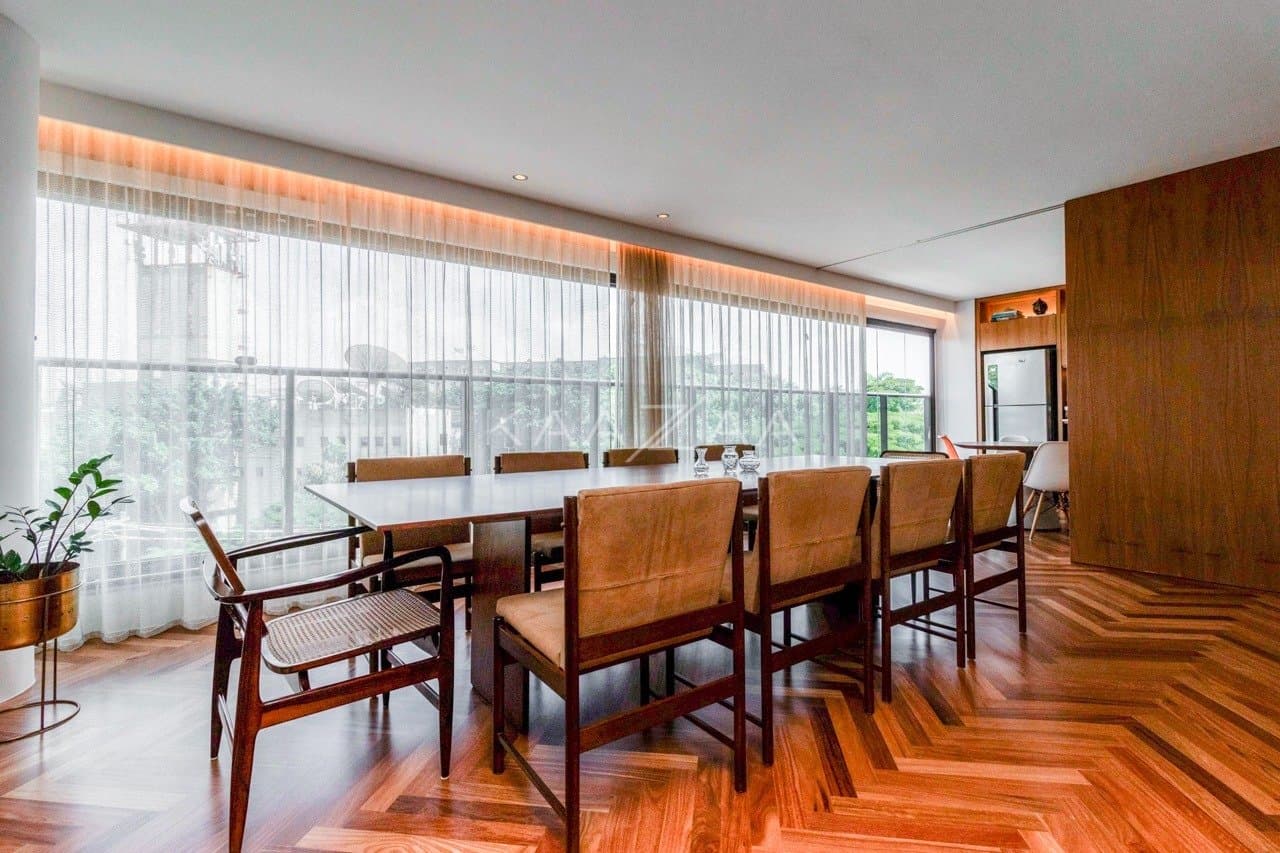 Muito vidro e luz natural com vista para as árvores. Apartamento no Jardim Guedala. - Foto 7