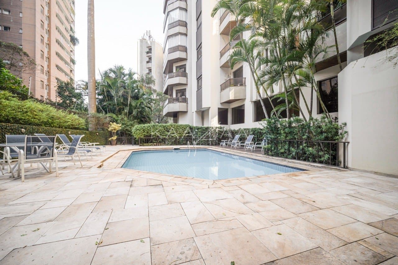 Tranquilidade e conforto são constantes neste apartamento em prédio com lazer no Itaim. - Foto 35