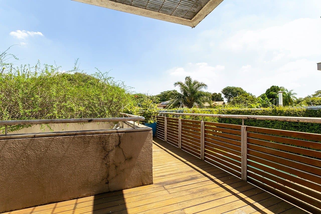 Casa com clima incrível, ótimo espaço de lazer e jardim ensolarado, no bairro Boaçava. - Foto 26