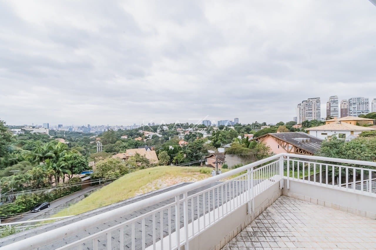 Espaços super amplos, muitos verdes e uma vista divina. Casa no estilo europeu, na Cidade Jardim. - Foto 39