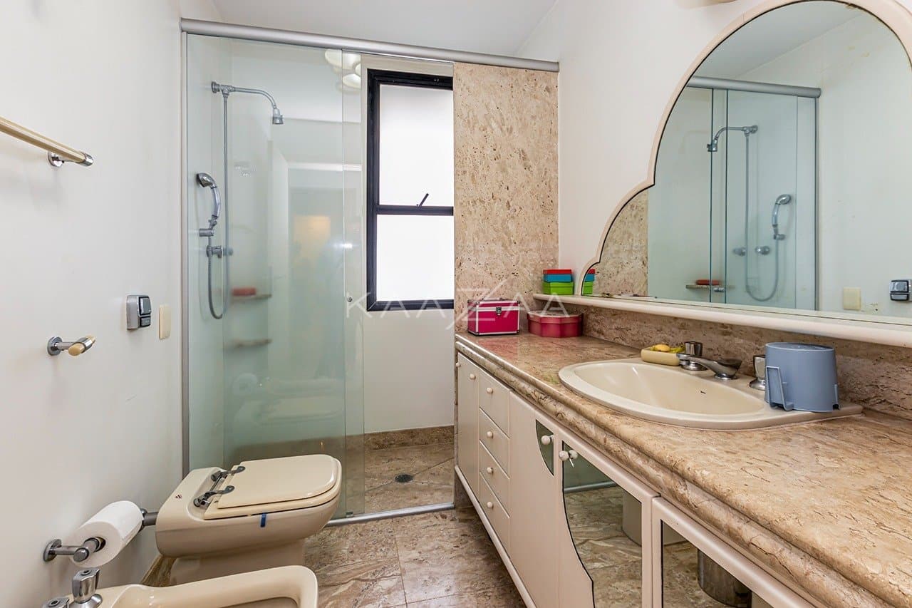 Apartamento completo no Jardins: varandas, vista verde e amplitude. - Foto 20