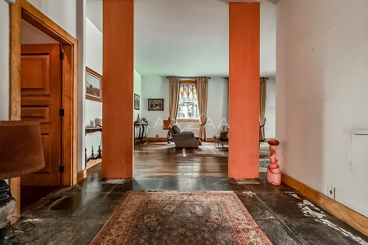 Casa cheia de potencial para reforma, com 1600 m² de terreno e um jardim exuberante em Alto de Pinheiros. - Foto 19