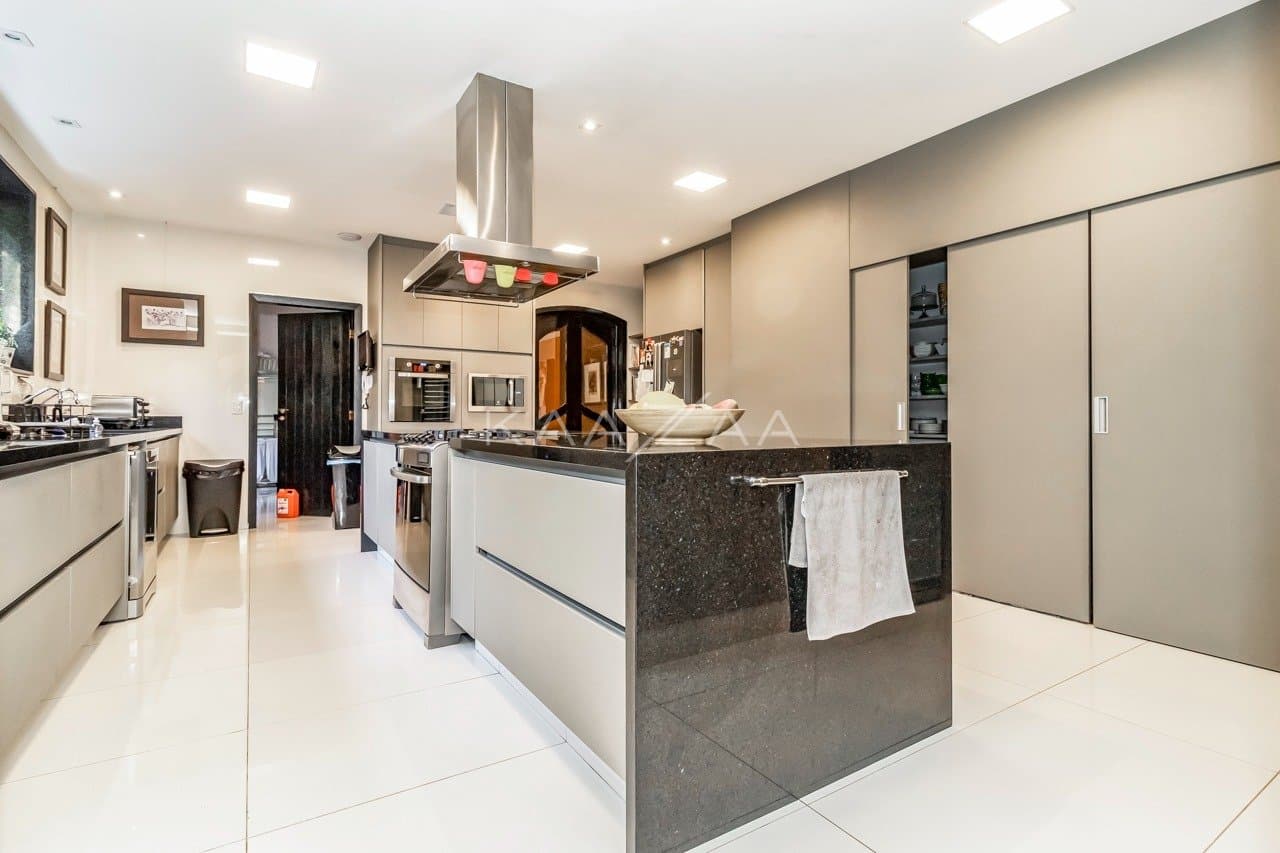 Casa deliciosa com lindo jardim e 4 suítes. Reformada, no Jardim Guedala. - Foto 37