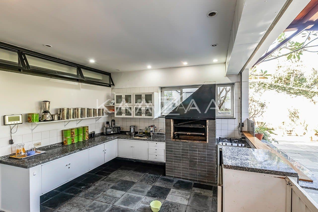 Área gourmet, piscina, atelier, pomar, lago de carpas e vista panorâmica. Casa para comtemplar a vida, no Jardim Guedala. - Foto 28