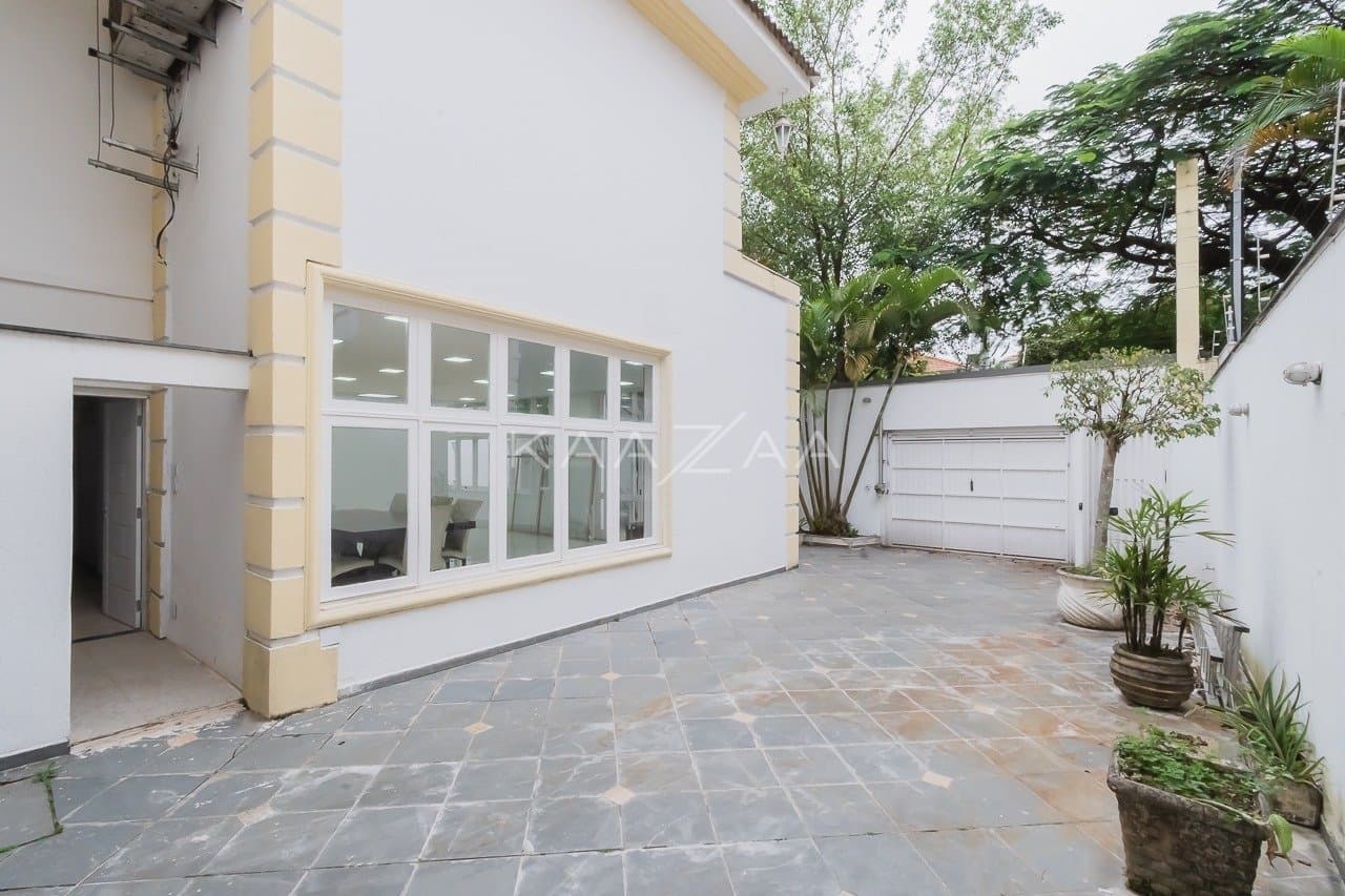 Ambientes leves e espaçosos, nesta casa de 480m² com 4 suítes no Jardim Paulista. - Foto 12