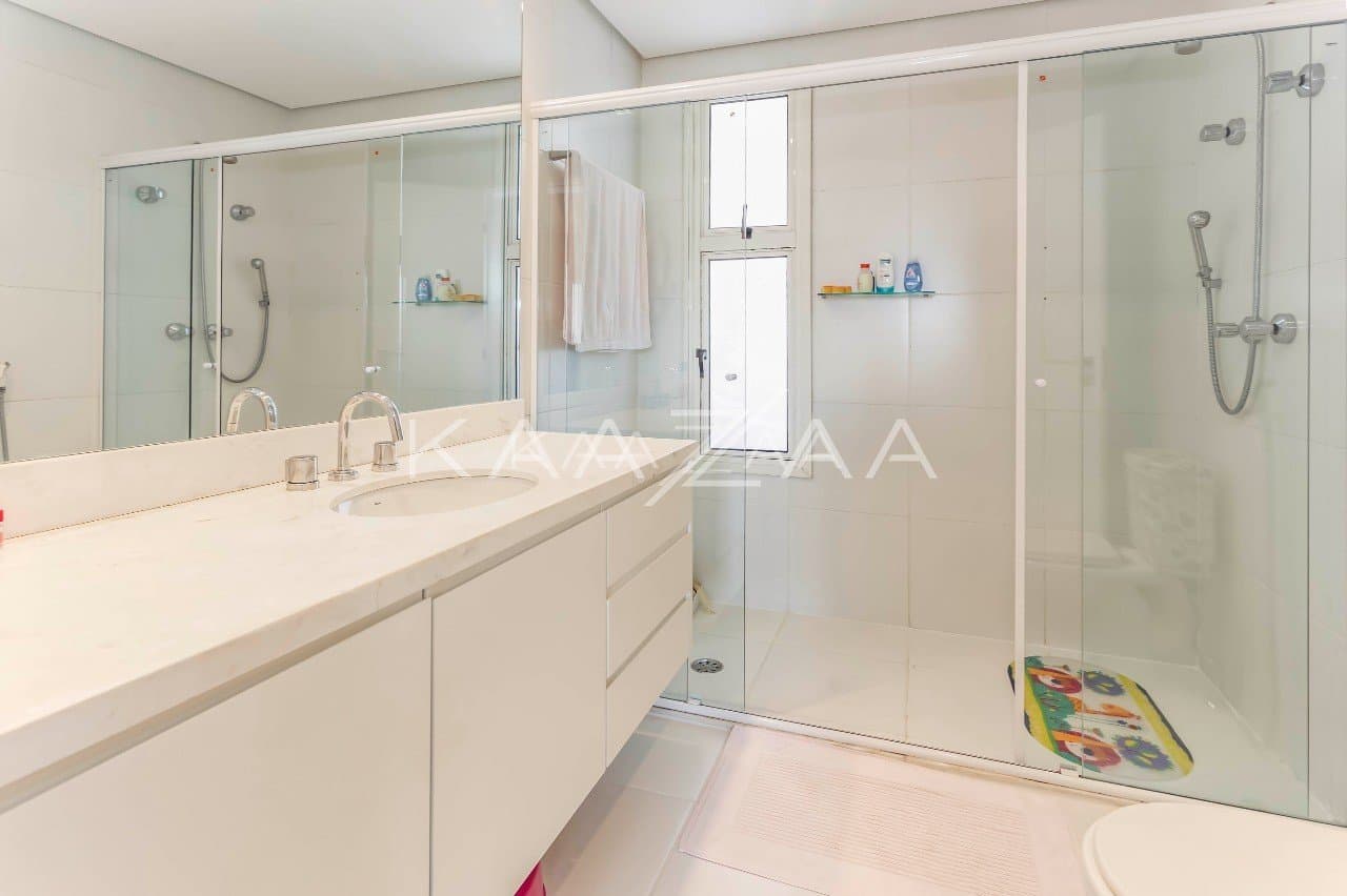 A cidade brilha pelos janelões de ponta a ponta. Cobertura clean e moderna no Itaim Bibi. - Foto 22