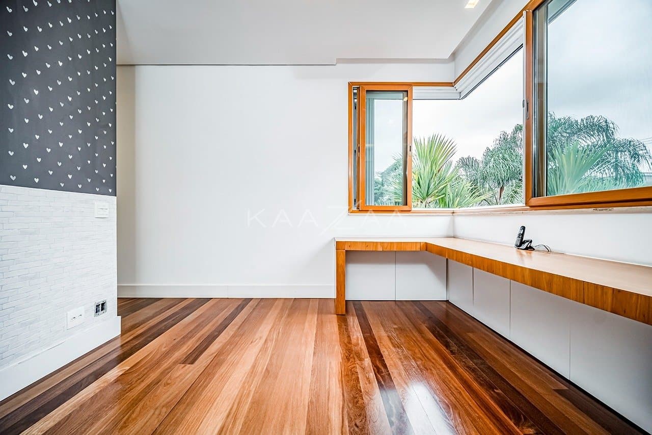 Que tal viver rodeado de muito verde em plena cidade grande? Esta casa no Jardim Lusitânia pode te proporcionar isso. - Foto 47