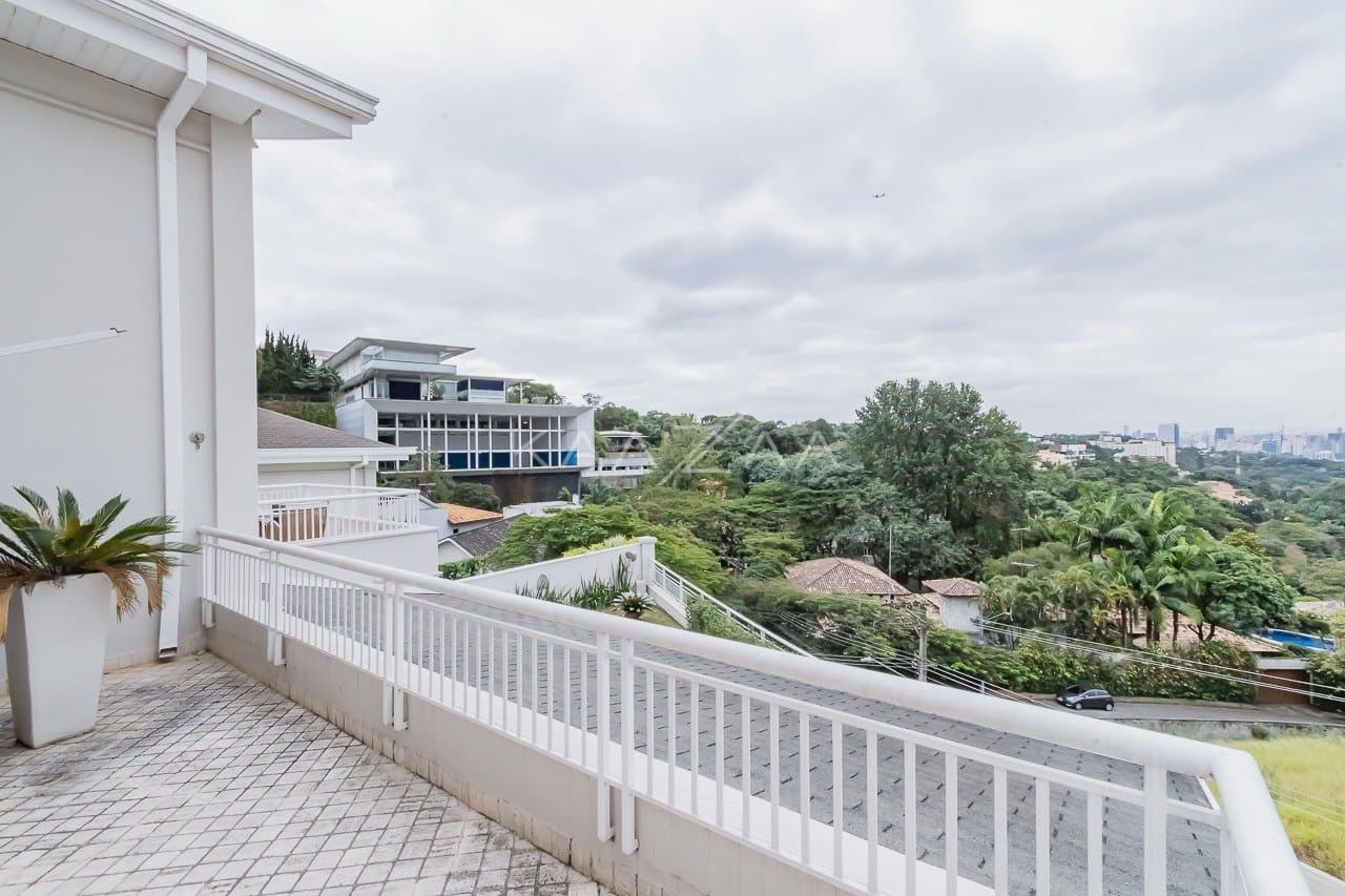Espaços super amplos, muitos verdes e uma vista divina. Casa no estilo europeu, na Cidade Jardim. - Foto 37