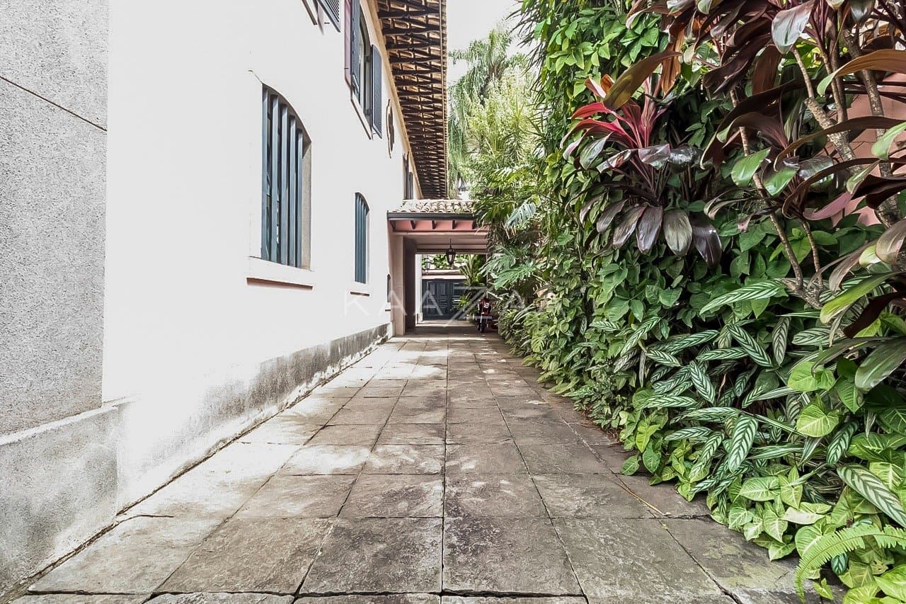 Casa cheia de potencial para reforma, com 1600 m² de terreno e um jardim exuberante em Alto de Pinheiros. - Foto 13