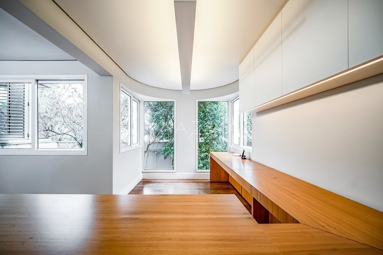 Que tal viver rodeado de muito verde em plena cidade grande? Esta casa no Jardim Lusitânia pode te proporcionar isso. - Foto 37