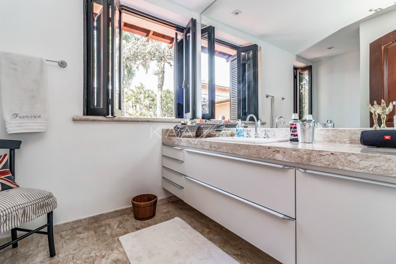 Casa deliciosa com lindo jardim e 4 suítes. Reformada, no Jardim Guedala. - Foto 72