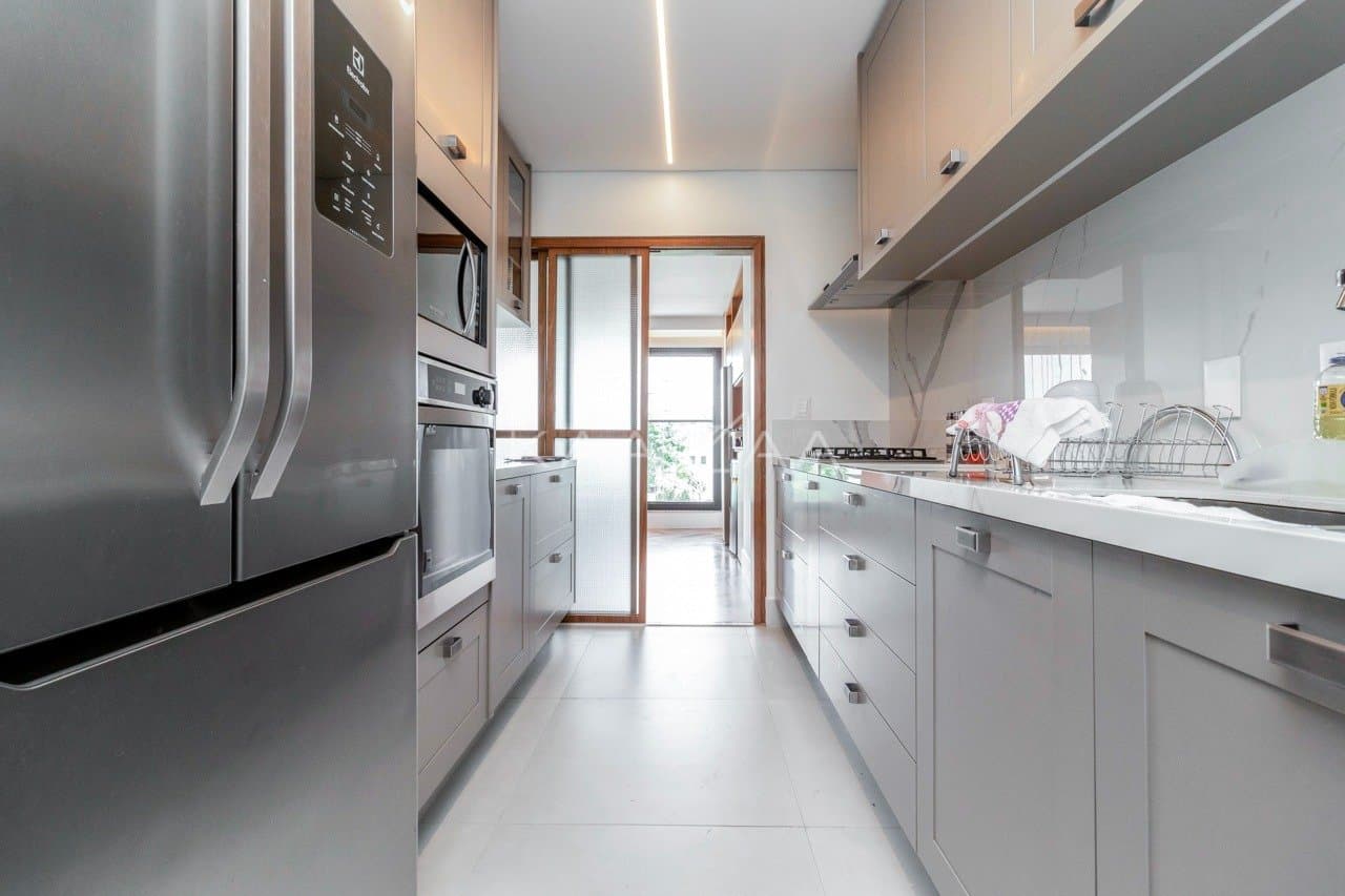 Muito vidro e luz natural com vista para as árvores. Apartamento no Jardim Guedala. - Foto 17