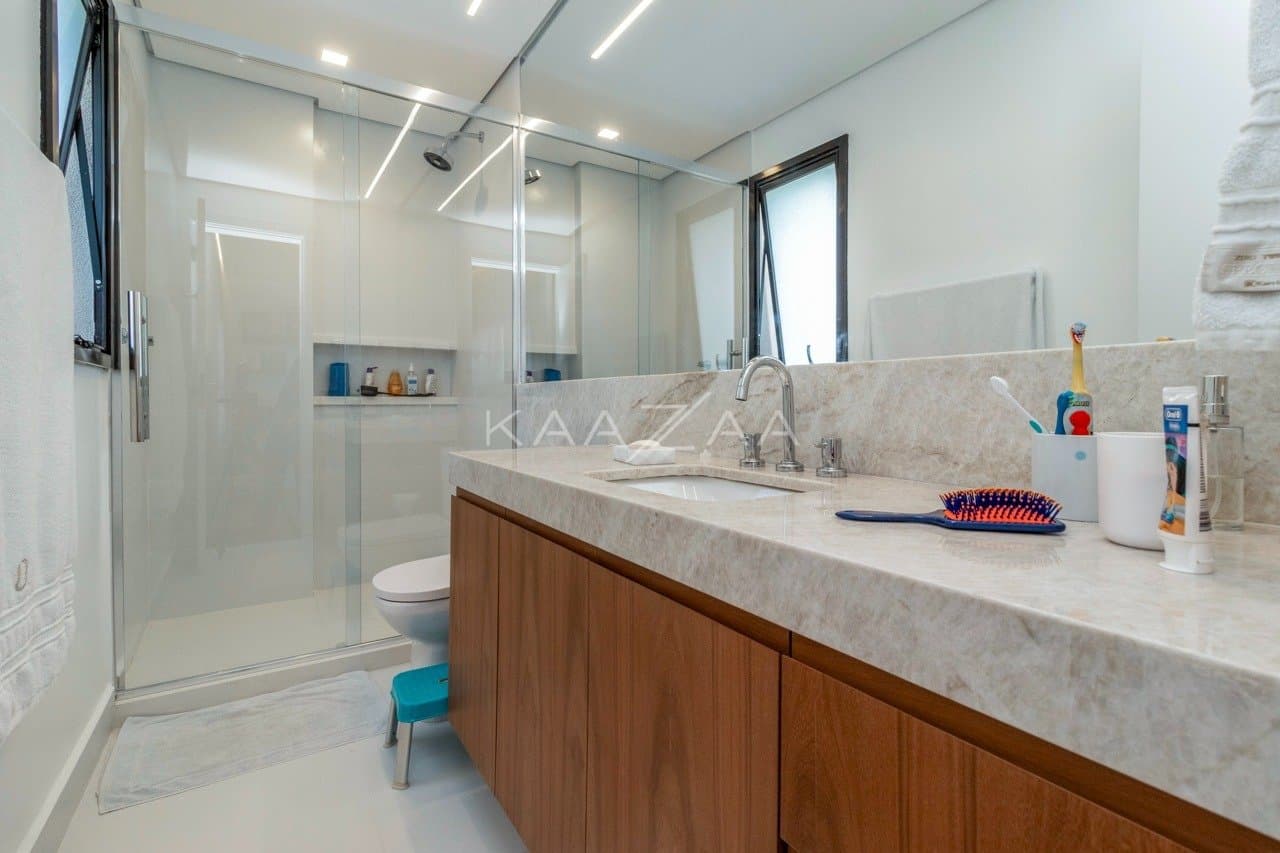 Muito vidro e luz natural com vista para as árvores. Apartamento no Jardim Guedala. - Foto 25