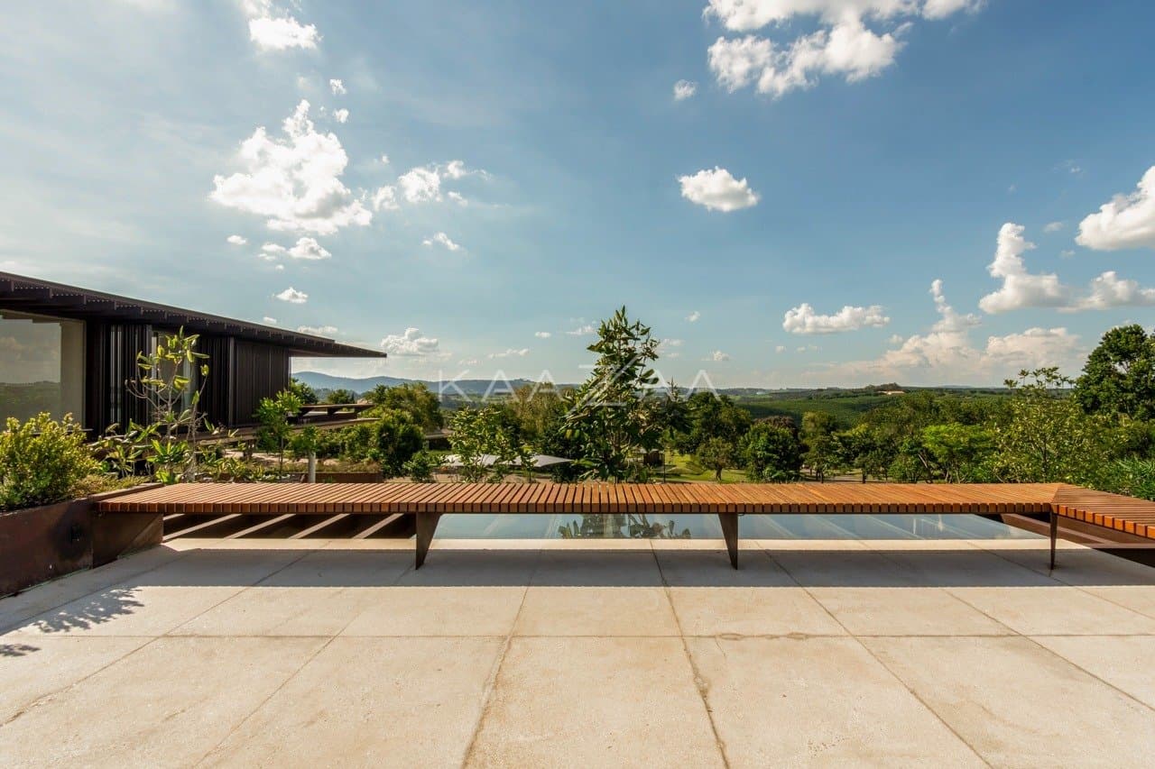Casa contemporânea feita para interagir com a natureza ao redor. Projeto na Quinta da Baroneza. - Foto 48