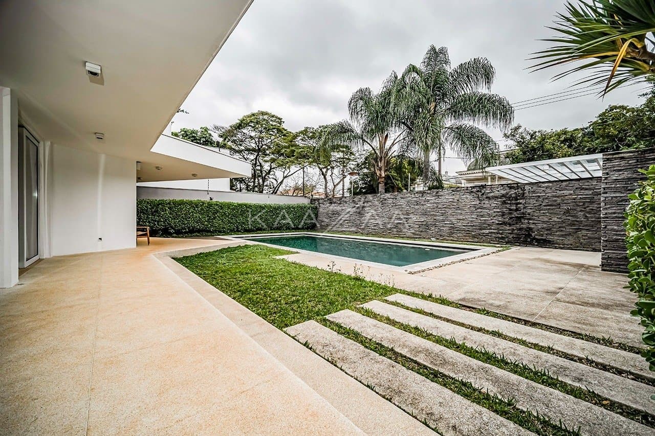 Que tal viver rodeado de muito verde em plena cidade grande? Esta casa no Jardim Lusitânia pode te proporcionar isso. - Foto 7
