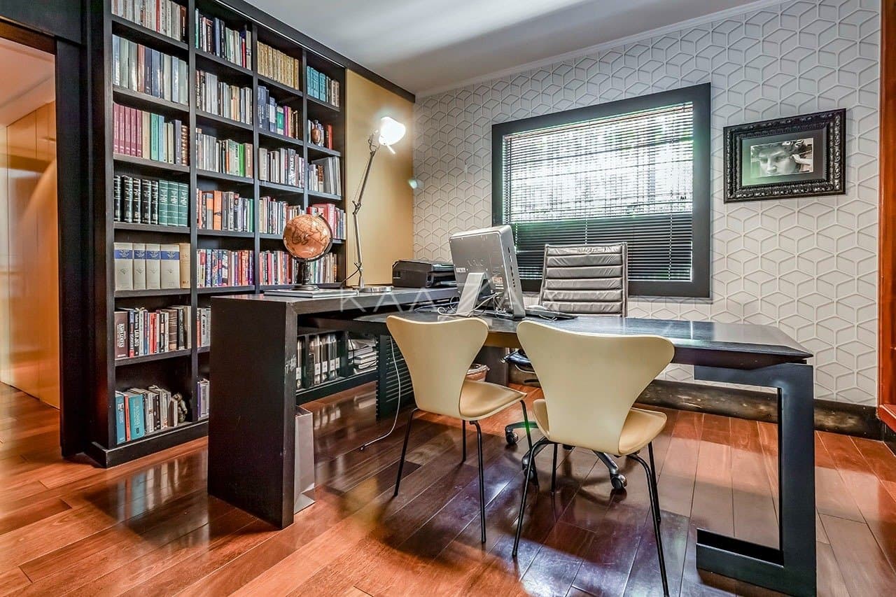 Casa pensada com bom gosto, materiais de primeira e muita brecha para o sossego. Em Alto de Pinheiros. - Foto 18