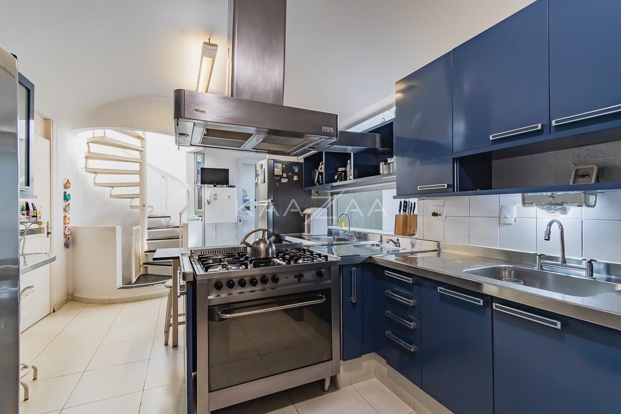 Casa espaçosa com 555 m² de bem-estar em Alto de Pinheiros, perfeita para receber. - Foto 35