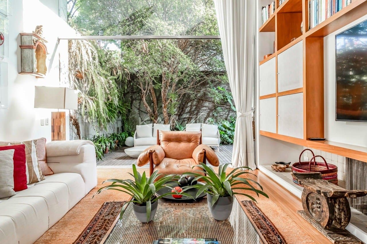 Uma mescla entre natureza e cidade grande se encontra nesta casa no Jardim Paulistano. - Foto 5