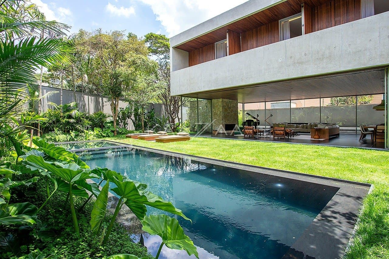 Contemporânea e toda mobiliada: casa com ambientes livres e jardim magnífico em rua fechada em Alto de Pinheiros. - Foto 3