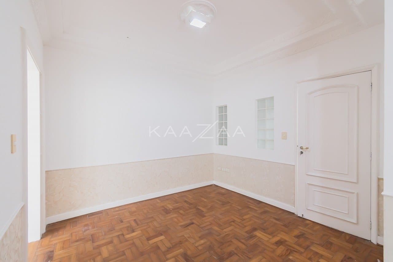 Ambientes leves e espaçosos, nesta casa de 480m² com 4 suítes no Jardim Paulista. - Foto 25