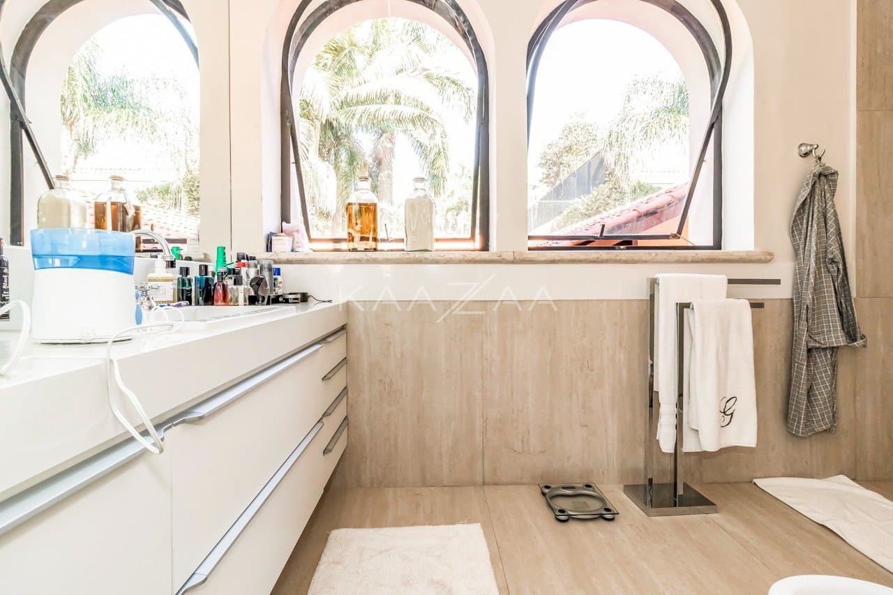 Casa deliciosa com lindo jardim e 4 suítes. Reformada, no Jardim Guedala. - Foto 63